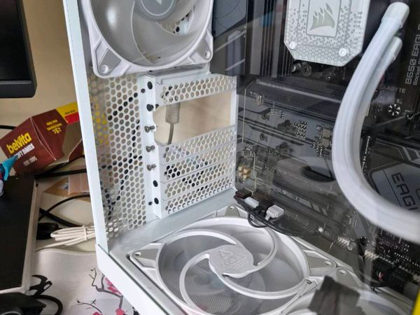 NZXT H6 RGB flow case with Corsair iCUE H150i. - Main image