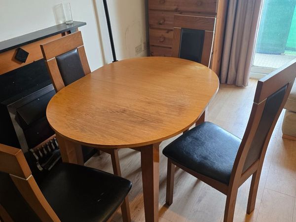 Table and chairs wardropes - Main image
