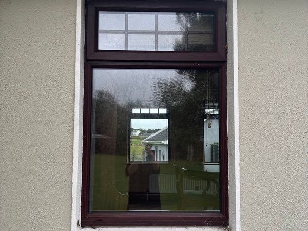6x Matching UPVC Double-Glazed Windows with Wooden Venetian Blinds (850mm x 1400mm) - Main image
