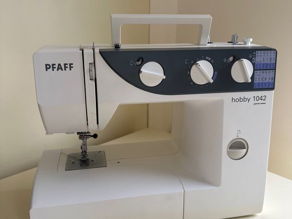 Pfaff Hobby 1042 Sewing Machine - Main image