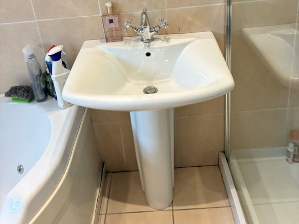 Bath shower and sink - Main image