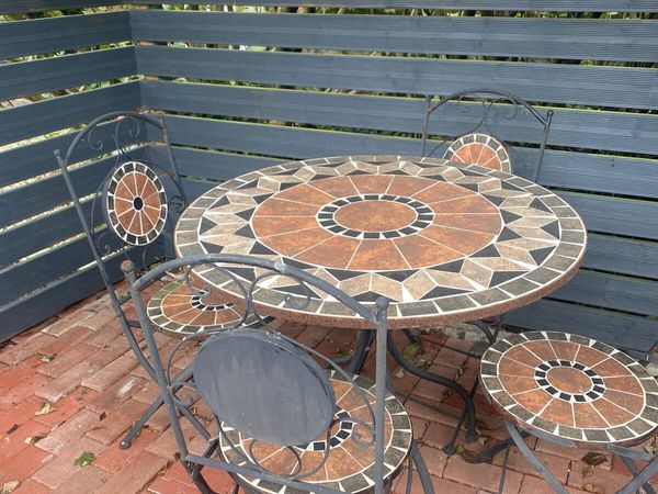 Outdoor table and chairs - Main image