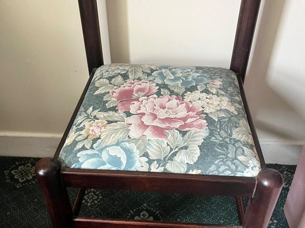 2 Chairs - Main image