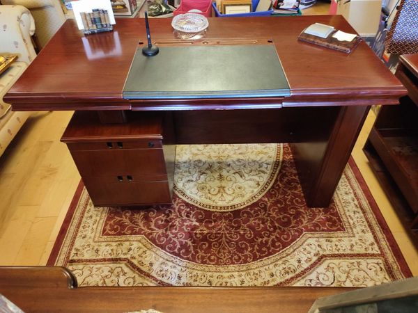 Office desk and chair - Main image