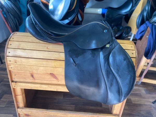 Stubben Siegfried CS 18” jump saddle - Main image