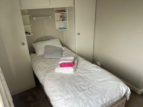 Single bed & wardrobe - Main image