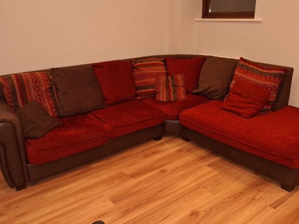 Corner sofa, red fabric €100 - Main image