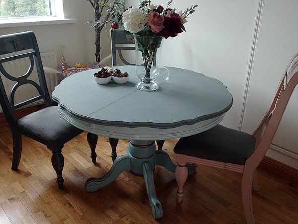 Antique table and chairs - Main image