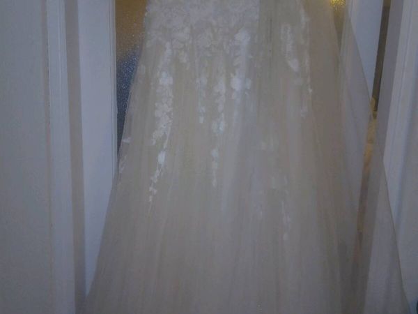 Wedding dress for sale and three piece bridesmaids - Main image