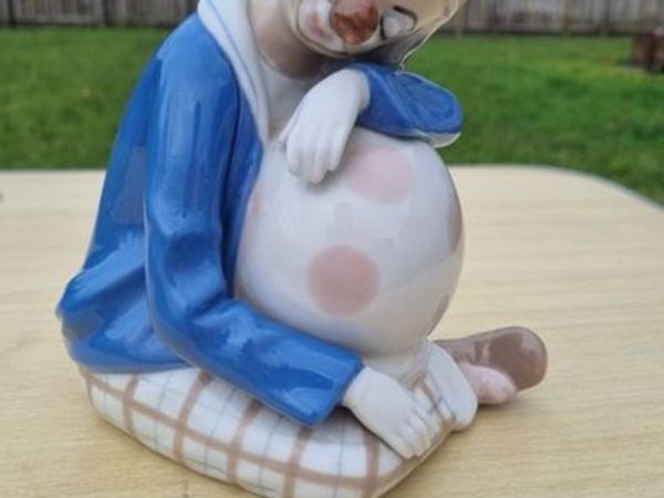 Porcelain sleeping clown with ball - Main image