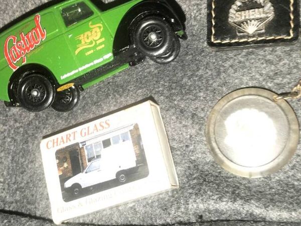 VINTAGE CAR OIL KEY RINGS AND MODEL - Main image