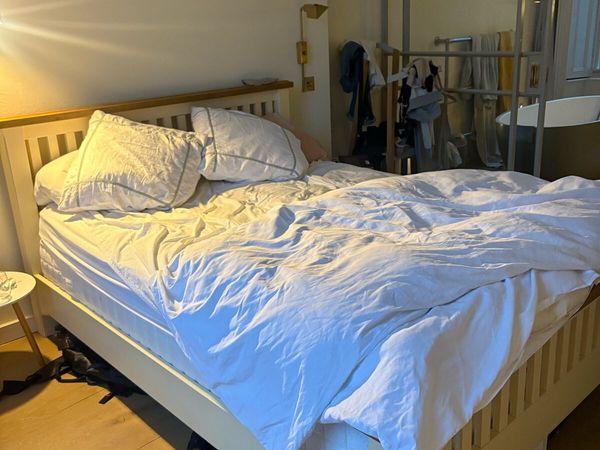 King sized bed - Main image