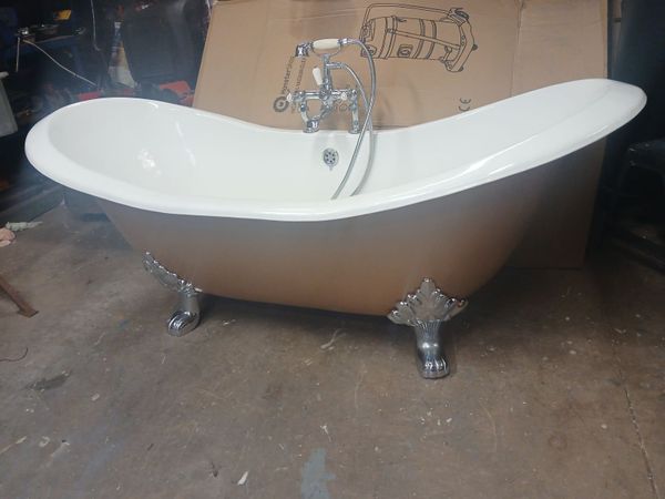 Cast iron slipper bath & taps - Main image