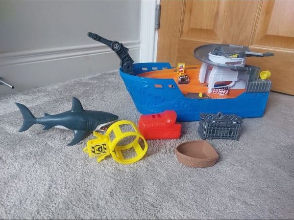 Dickie Toys Shark Attack Boat with lights and soun - Main image