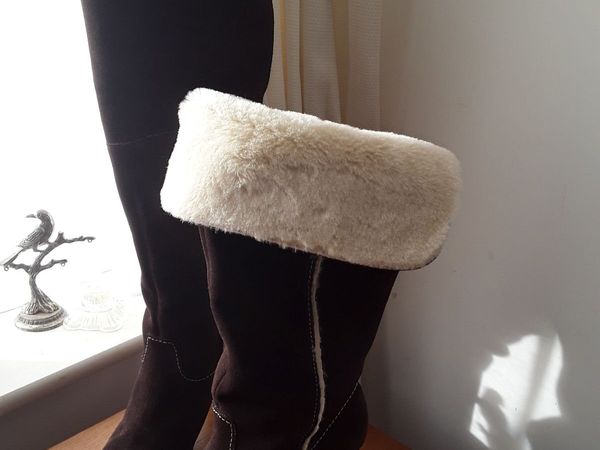 Ladies brand new fur  line suede boots size 7 - Main image
