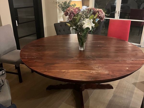 Dinning room table and chairs - Main image