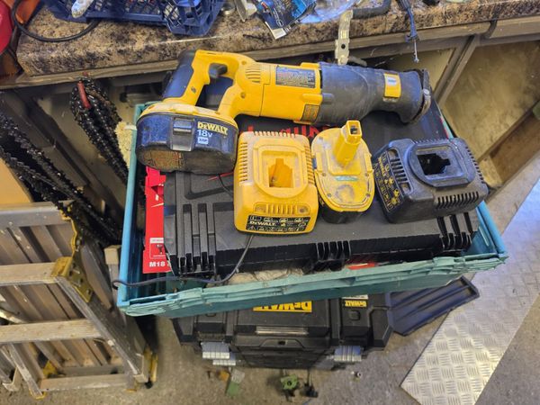 Dewalt 18V reciprocating saw baretool & radio - Main image