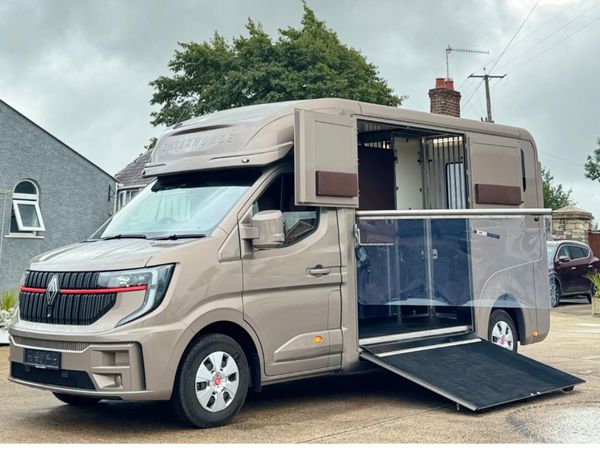 New Renault Master Horsebox - Main image