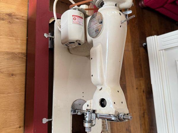 Sewing machine - Main image