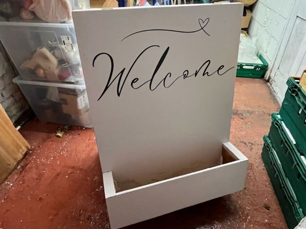 Event Display Kit - 5 Plinths, Welcome Sign & 8 Fl - Main image