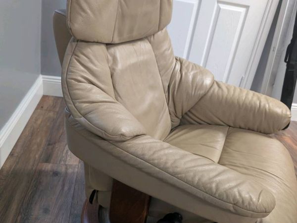 Ekornes Stressless Reno Swivel Leather Recliner - Main image