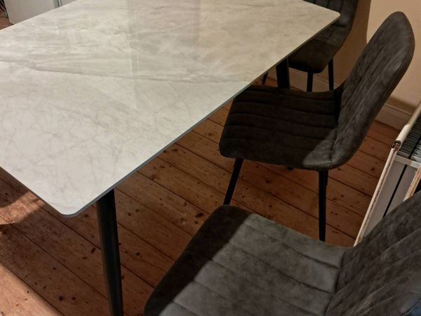 Kitchen table and 4 chairs - Main image