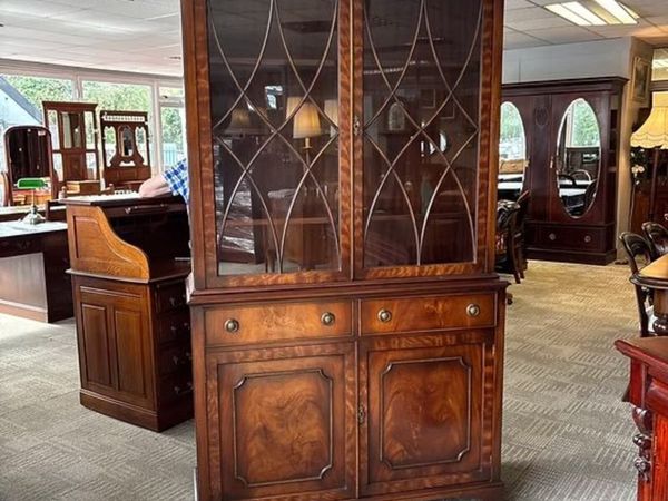 Beautiful traditional two-door display cabinet fin - Main image