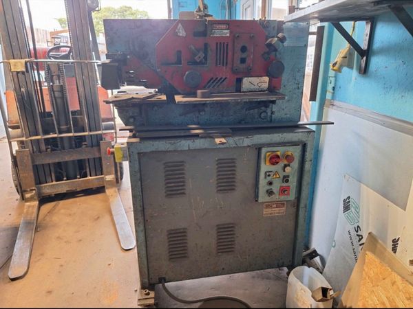 40 TON IRONWORKER LOTS OF TOOLING 3 phase - Main image