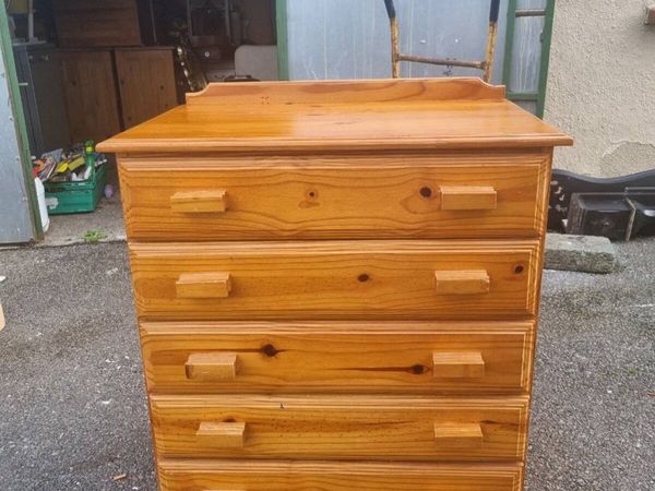 Chest of drawers 60e Pair lockers 50e - Main image