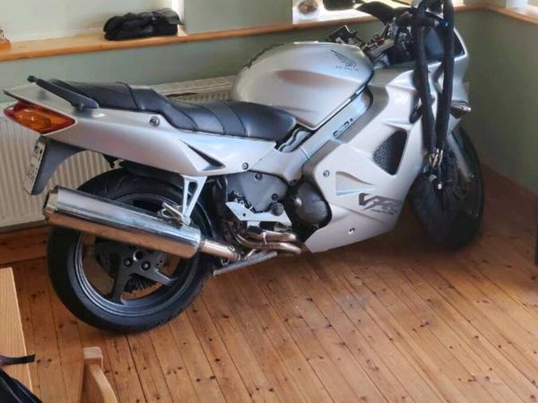 Honda VFR800fi - Main image
