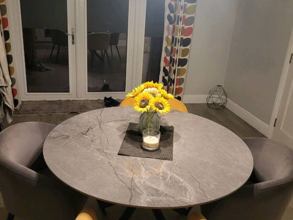 Dining table - Main image
