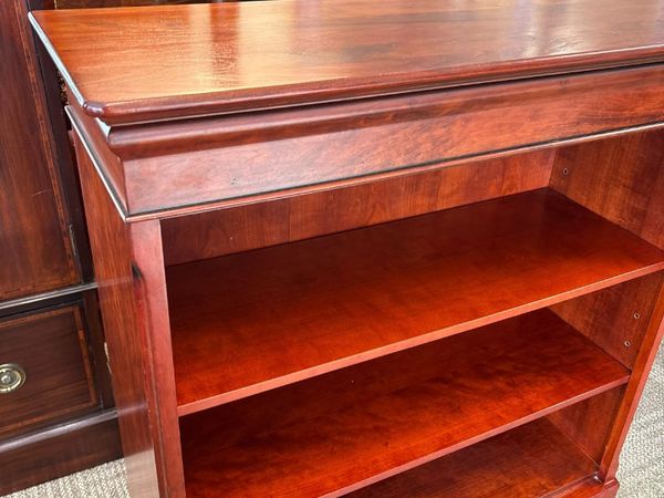 Traditional mahogany open bookcase. Classic open b - Main image