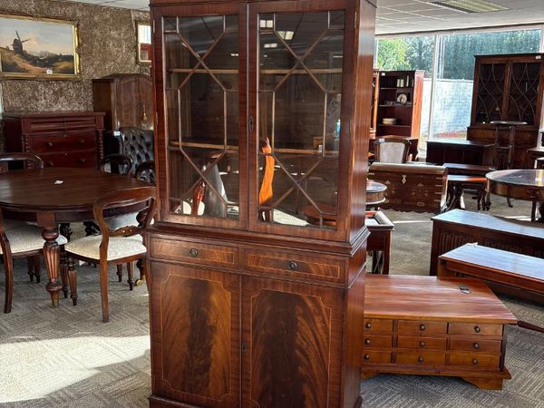 Beautiful mahogany two-door display cabinet, with - Main image