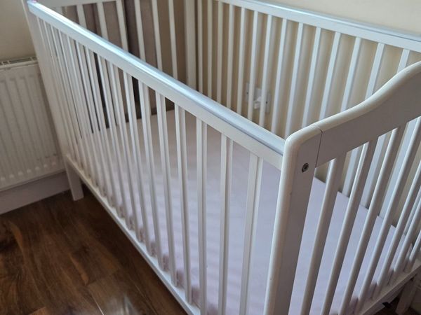 Baby cot+ duvet +3 sets of bed linen +2 mattress p - Main image