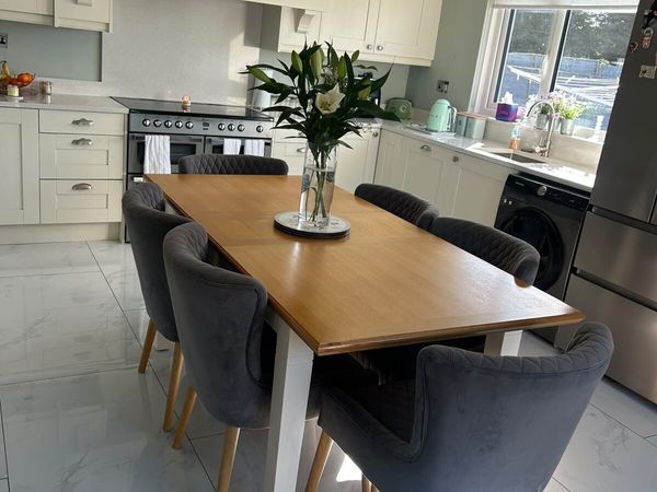 Table and chairs - Main image