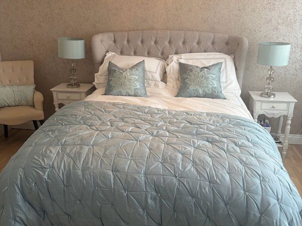Throw and lamps - Main image