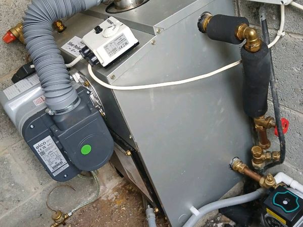 Boiler , burner and pump . - Main image