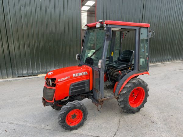 Kubota B2530 Compact Tractor - Main image
