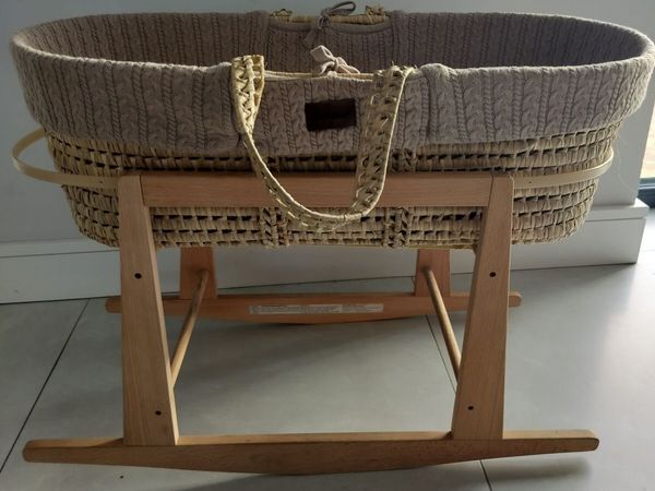 Green sheep moses basket with rocking stand - Main image