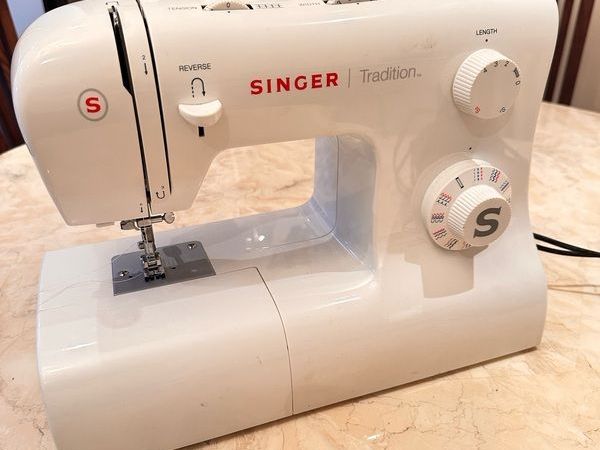 Singer Sewing Machine - Main image