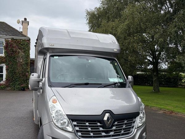 2019 George smith / Renault master Horse box - Main image