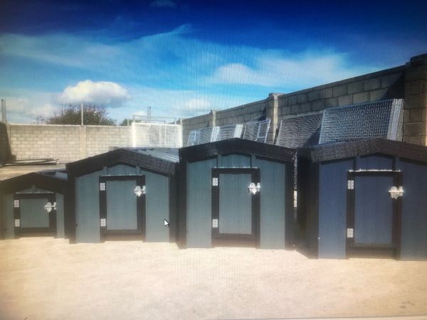 Insulated steel dog house - Main image