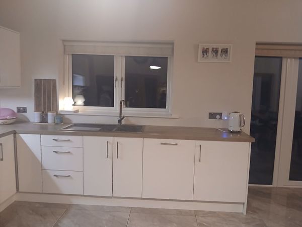 White gloss kitchen - Main image