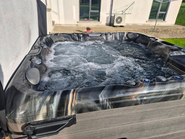 Hot tub - Main image