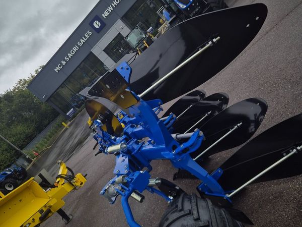 Original Overum 4 Board Reversalable plough. - Main image