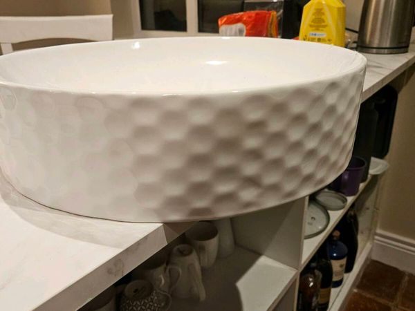 Brand new Basin and tap - Main image