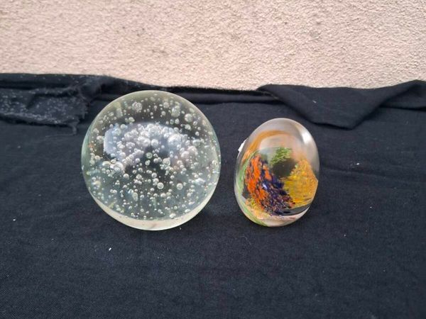 2 glass paperweights - Main image