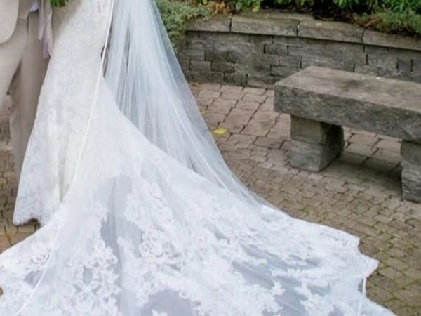 Enzonai wedding dress and matching veil - Main image