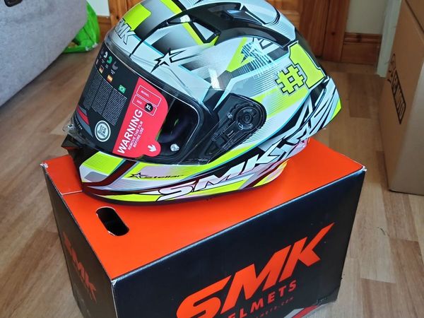 Motorcycle helmet size xl new in box - Main image
