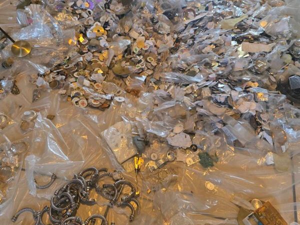 50 kg of watches, accessories, and parts - Main image